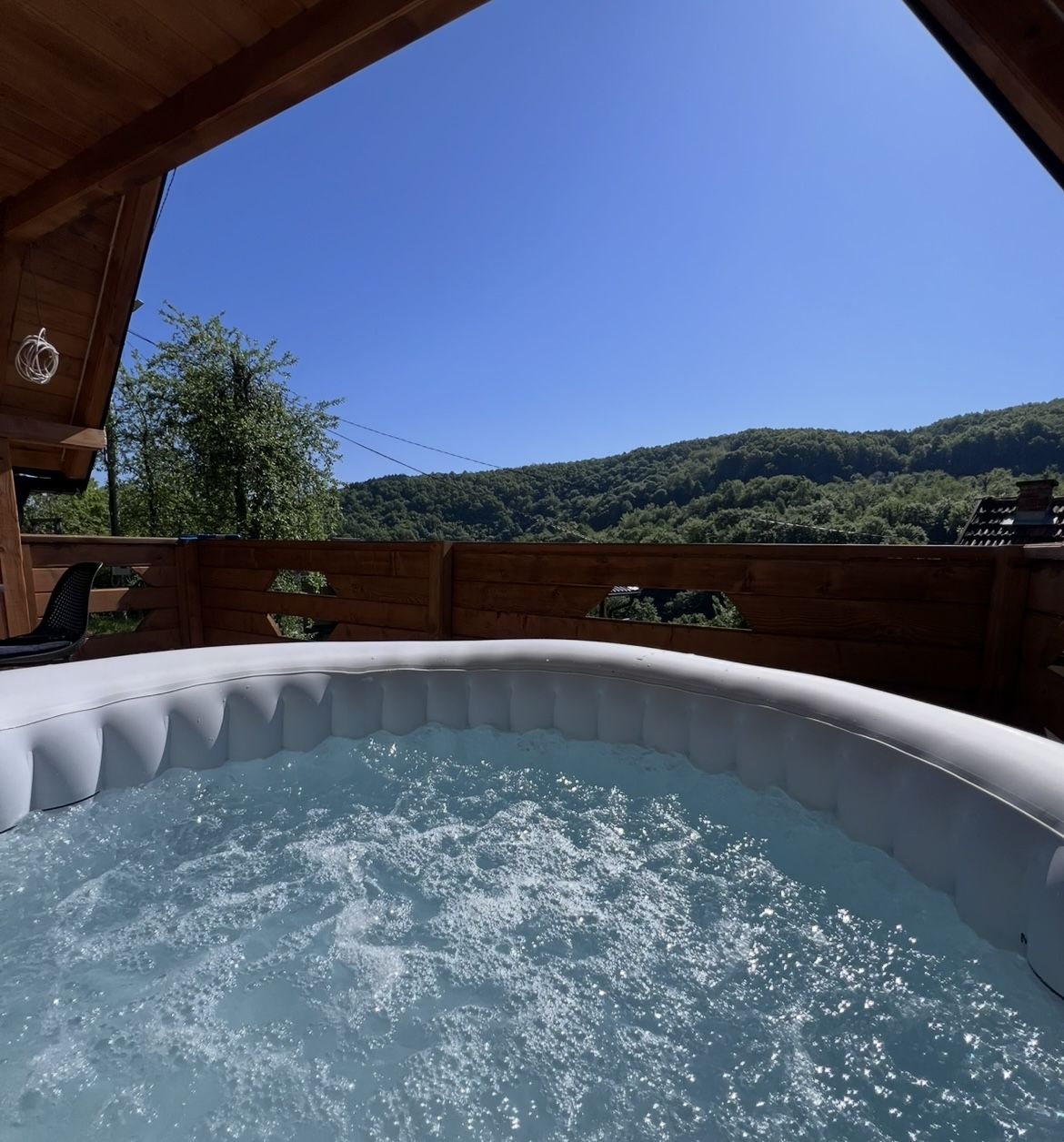 Vikendica BL — jacuzzi sa pogledom na planinu